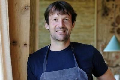 Skal ha slått ansatte med kjøkkenredskaper