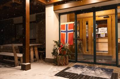 Det norske flagget i vinduet: – Alle er i sorg