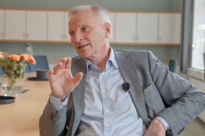 Avtroppande sjukehusdirektør meiner politikarane bremsar naudsynt omstilling