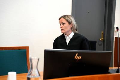 Nektet stebarna å bruke samme møbler, tallerkener og kopper som resten av familien