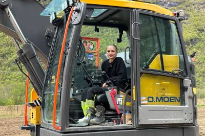 Maskinfører Oline (21) graver fram historia