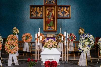 Familien og kjendisene tar farvel