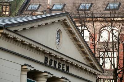 Oslo Børs er i 12.23-tiden opp 0,4 prosent. Appear stiger 10 prosent på analyse.