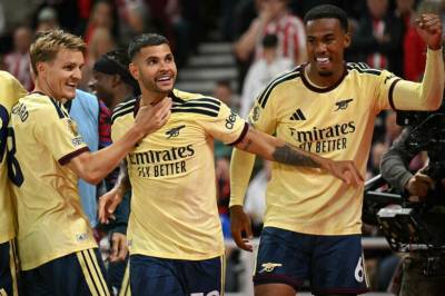 Drømmescoring og strafferedning i ny Arsenal-seier