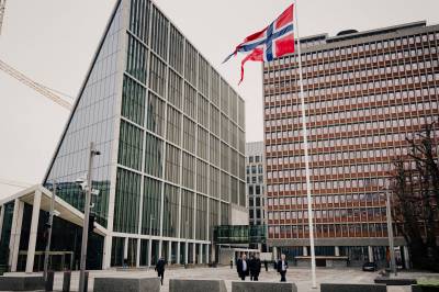 Flere ansatte skadet av dørene i det nye regjeringskvartalet