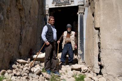 Reiser seg fra ruinene