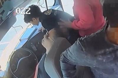 Bussjåfør svimer av i fart - 40 barn om bord