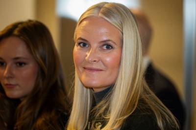 Mette-Marit reiser bort under rettssaken mot sønnen
