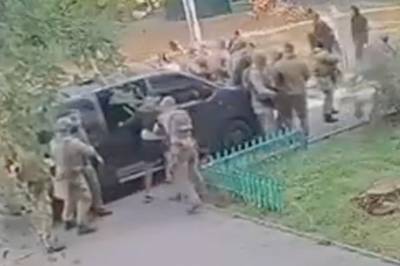 Hvorfor angriper hans soldater hverandre på åpen gate i Kyiv? -Ytterst skamfullt, sa Zelenskyj.