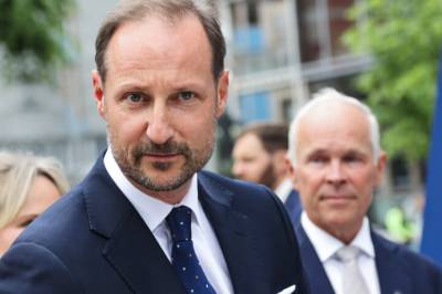 Kronprins Haakon besøker brannområdet
