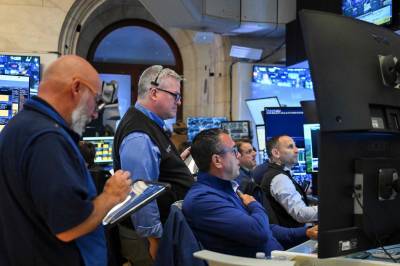 Wall Street i ventemodus før tallslipp i morgen
