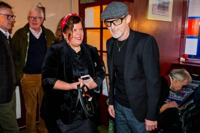 Jo Nesbø kårer Else Kåss Furuseth til «Årets ålreite dame» - gir millionbeløp videre