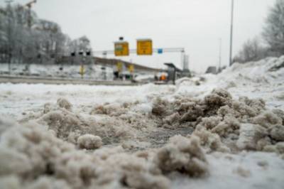 Det er store mengder mikroplast i brøytesnøen. Nå vil forskere finne måter å beskytte fjorden på