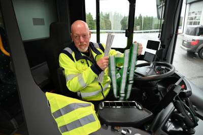 Bussjåfør Jan Vidar deler ut reflekser: – Selv i om de ser lysene på bussen, så har ikke vi sett dem