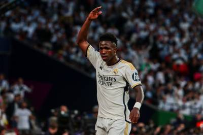 Real Madrid-fansen plystrer spillerne på Bernabéu, og noen ber om Florentino Pérez' avgang