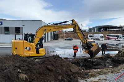 Jobbar med å grave seg ned til lekkasjen