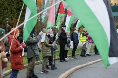 Demonsterer utenfor NRK