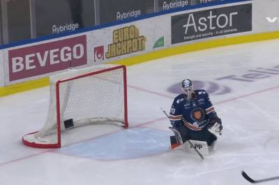 Nikola Pasic med mål mot Växjö Lakers