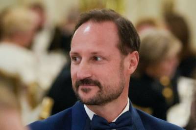 Derfor kommer han alene