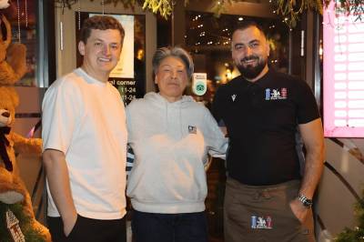 Deler ut 500 midda­ger og jule­gaver