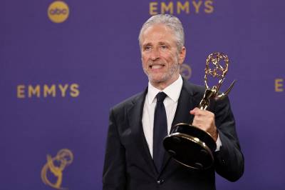 Jon Stewart fortsetter som «The Daily Show»-vert