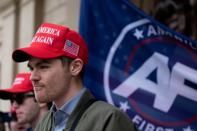 Når én drittsekk faller, står 12 nye klare til å overta