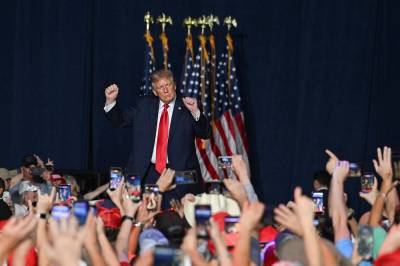 Valgkampen er tidenes dyreste. Pengestrømmen viser hvor Trumps parti er presset.