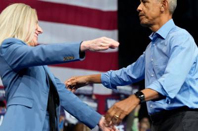 Denne uken kan høstens USA-valg bli avgjort. Begge sider bruker Obama i innspurten.