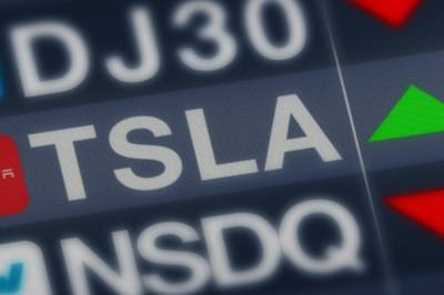 Tesla-aksjer hopper til høyeste nivå på nesten et år etter at Musk bekrefter fullstendig førerløs robotaxi-testing