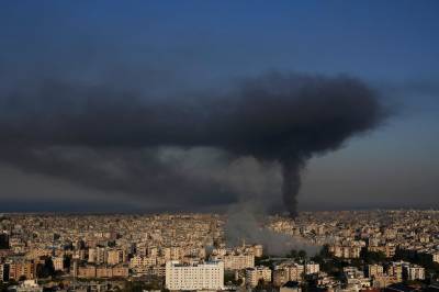 Nye angrep og motangrep i natt: Trump advarer om lengre krig mot Iran