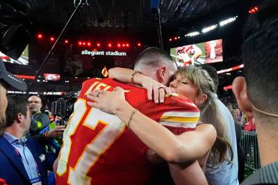 Kilde til AP: Taylor Swift og Travis Kelce feirer bryllup fredag