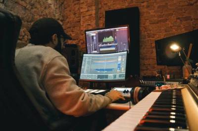 Hva skjer når alle lager musikk på hver sin datamaskin i stedet for å samarbeide?