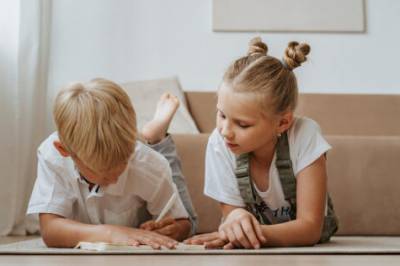 (+) Autisme er omtrent like vanlig blant gutter og jenter, ifølge studie