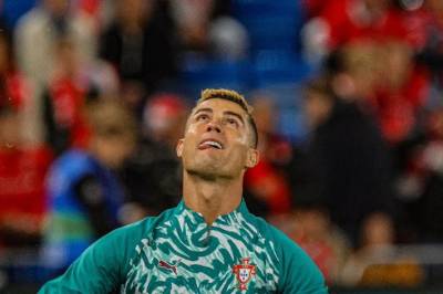 Cristiano Ronaldo kommer med en melding til Messi som varmer
