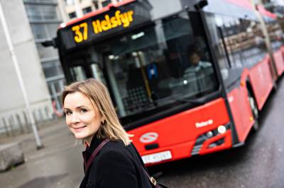 Hun har slitt med valgløftet om billig månedskort. Plutselig fikk hun hjelp fra uventet hold.