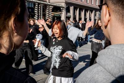 Danser i gaten: – Vi er bare en gruppe som har det gøy