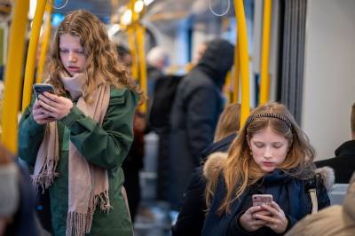 13-15-åringer seks timer på skjerm hver dag – mest brukt er Youtube, Snapchat og Tiktok