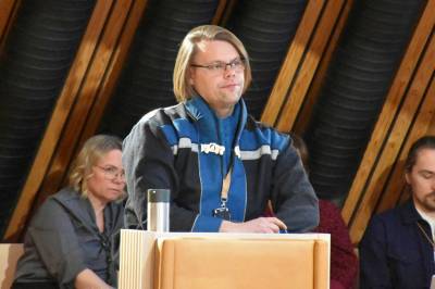 Ber om ekstraordinært plenum