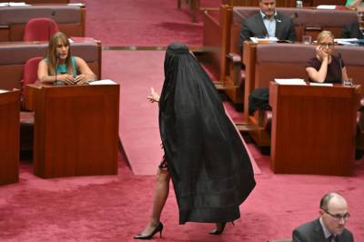 Burkastunt vekker harme: – Hun er en rasist