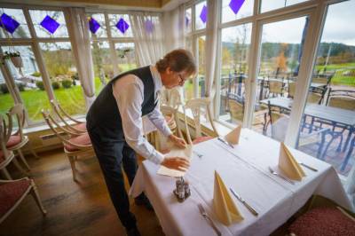 Jørn (72) er DJ og limosjåfør: – Jeg blir aldri lei