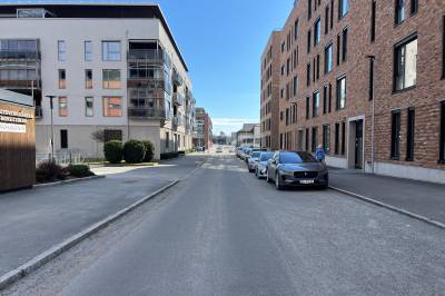 Samstemt krav fra beboere og næringsliv – vil ha enveiskjøring i denne Askim-gata