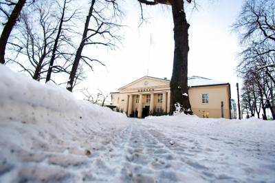 Oslo Børs åpner ned. BlueNord faller tungt etter at storaksjonærer dumpet aksjer.