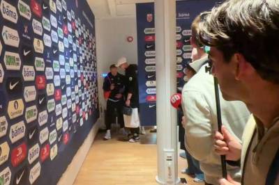 Sniker seg unna pressen