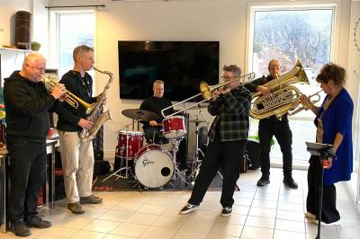 Livlig musikalsk besøk av Quintus på søndagsåpen butikk