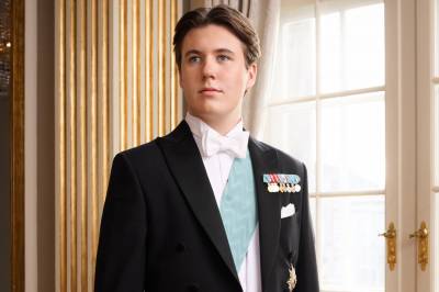 Nå styrer kronprinsen (20) landet