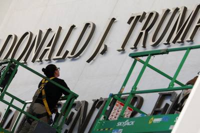 Trump setter sitt «merke» på alt fra krigsskip til fredssenter