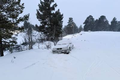 Bil satte seg fast i skiløypa