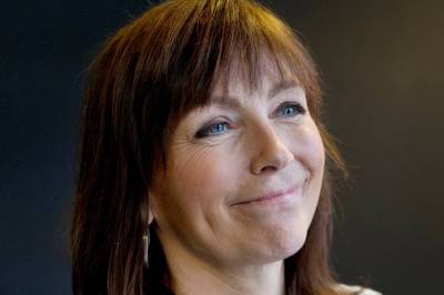 Våknet til to nakne damer i huset
