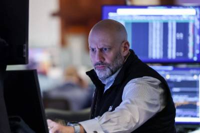 Krig og jobbsjokk danner en mørk sky over Wall Street – faller igjen