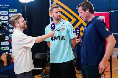 TV 2-profiler truet med kniv i USA